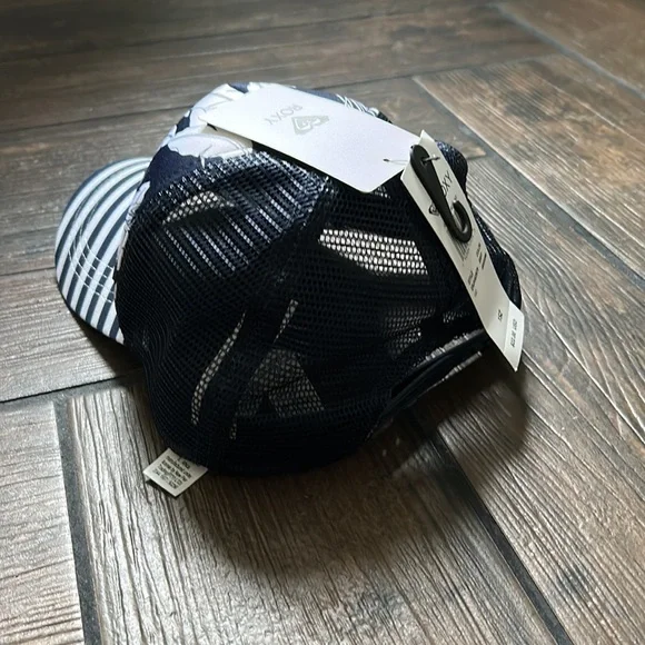 Women’s Roxy hat - Picture 2 of 2